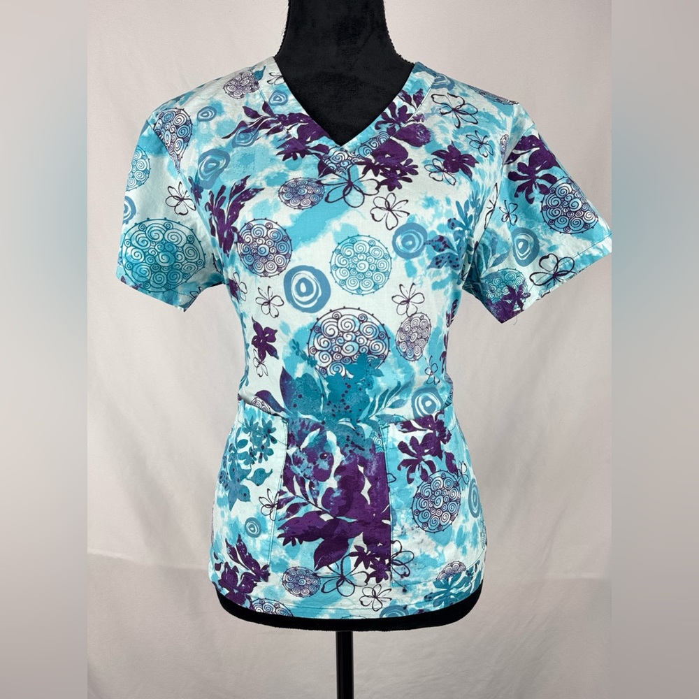 Med Couture 2 Pocket Floral Scrub Top